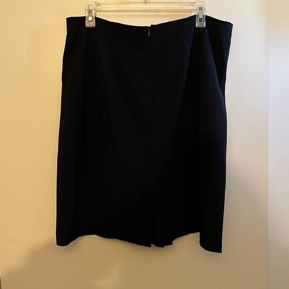 Classy Black Knee Length Business Skirt, Size 16

Has zipper in back - Picture 3 of 5